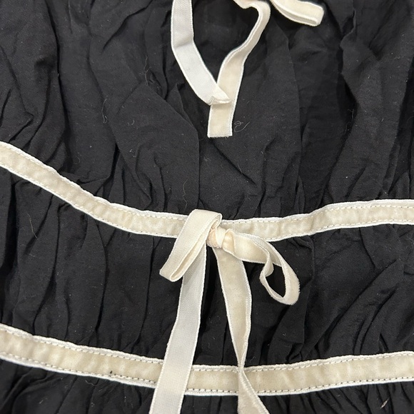 Elegant Black Crop Top with White Accents - Picture 3 of 4